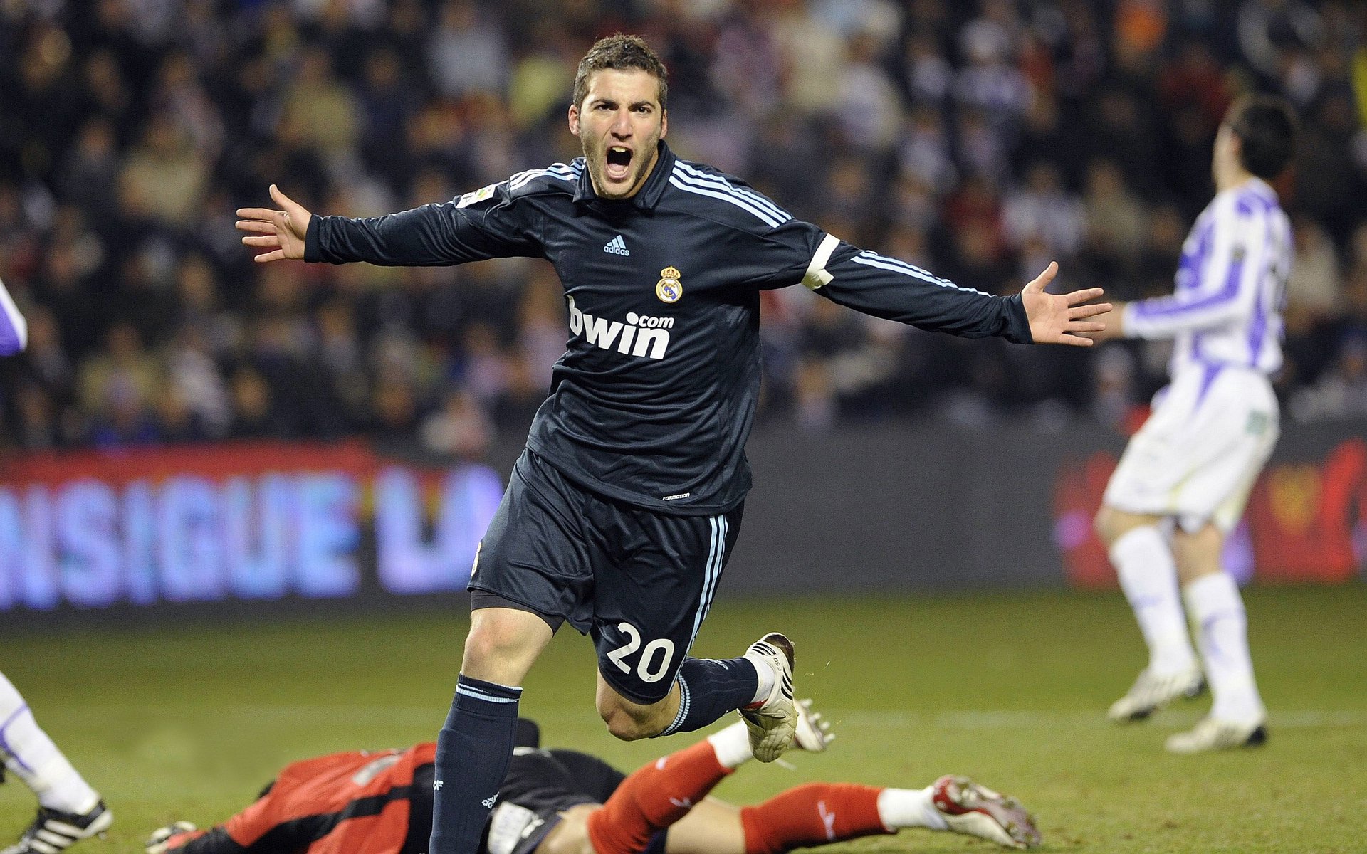 大连英博主场气氛火爆,球迷热情高涨,大连英雄室内足球场